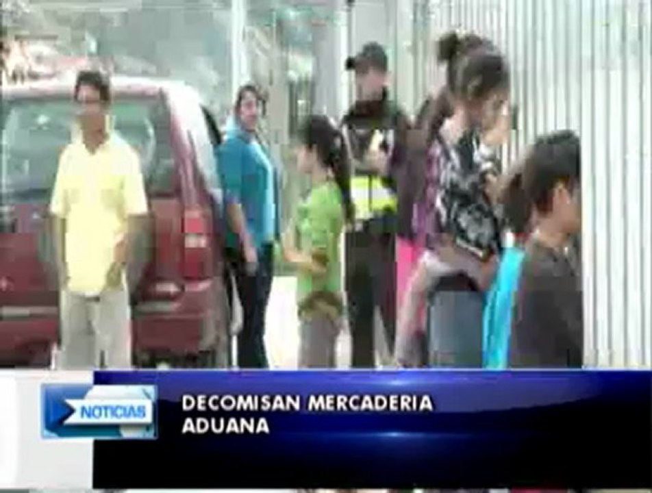 Azuay: decomisan mercadería de una boutique por presunta evasión de impuestos