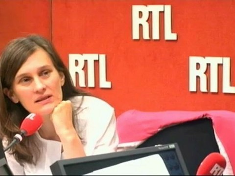 SMS, Facebook, Twitter : décrochez-vous pendant les vacances ? : le Débat avec Joëlle Menrath, sociologue, spécialiste du comportement des individus face aux nouvelles technologies