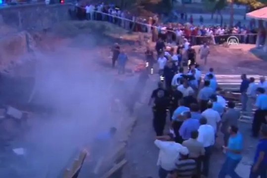 Göçük altındaki işçi için gittiler