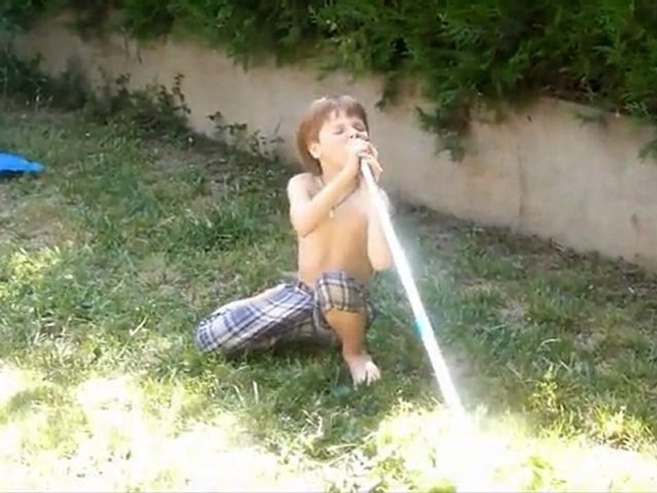 Lucas et sa danse du bâton
