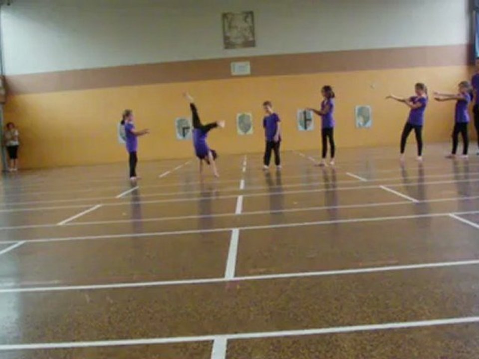 L'entrée  des artistes lors du spectacle de danse de sports vacances le 20/07/2012