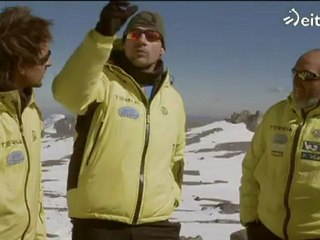 El Conquistador del Aconcagua 2011- Un helicóptero rescata un cadáver