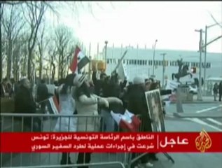 محتجون يقتحمون سفارات سوريا