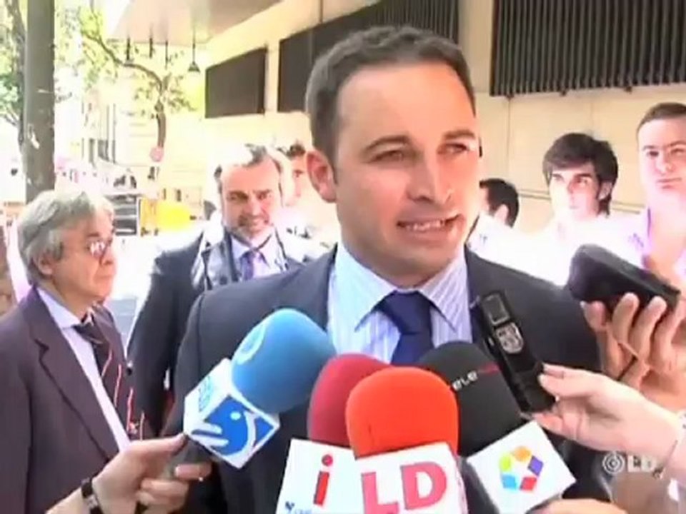 Santiago Abascal explica la querella de DENAES por la pitada al himno de España