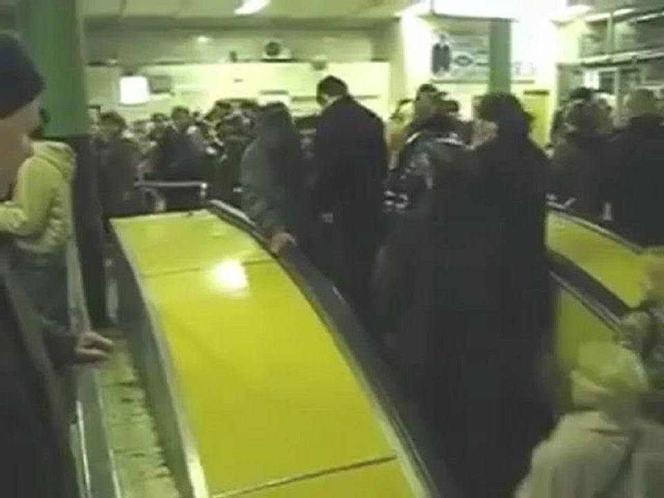 Il prend l'escalator à l'envers et persiste