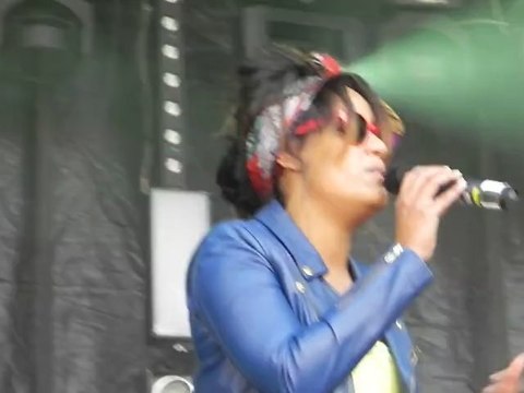 Amel Bent au CHTI Concert le 24 mars 2012 à Lille