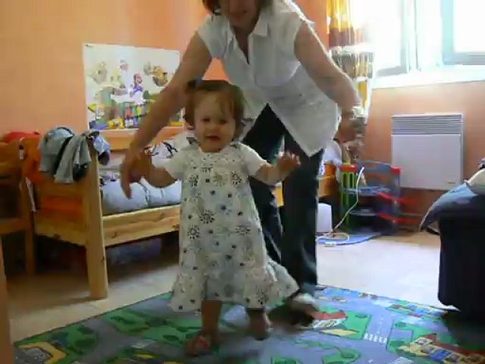 Olivia fait ses premiers pas