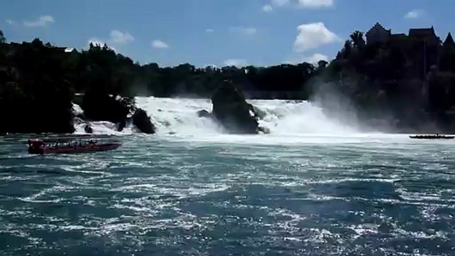 Les chutes du Rhin vues du bas
