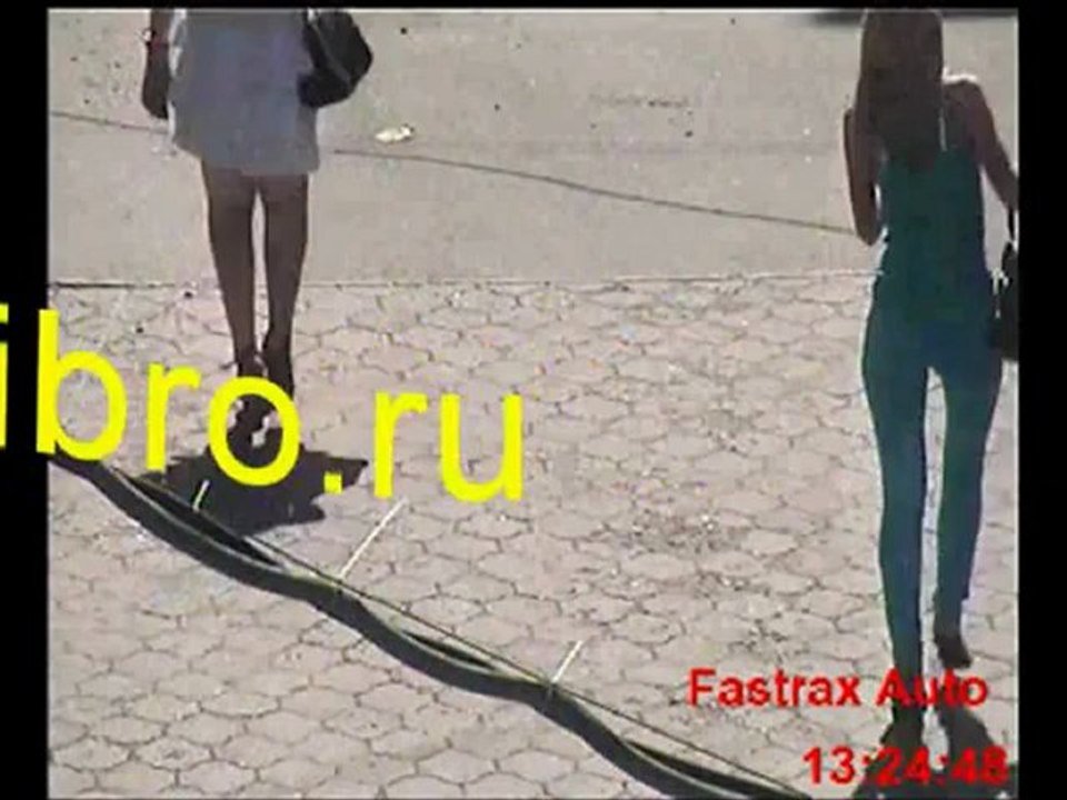 Пьяная девушка на каблуках.