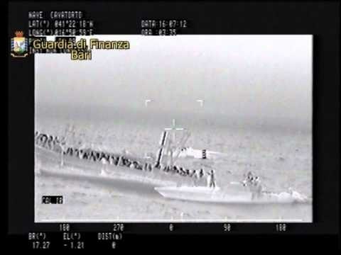 Bari - Fermato peschereccio con 127 clandestini (16.07.12)
