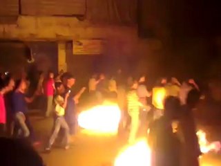 Syria فري برس حلب المشهد إشعال الإطارات لقطع الطرقات اا رائع   18 7 2012 Aleppo