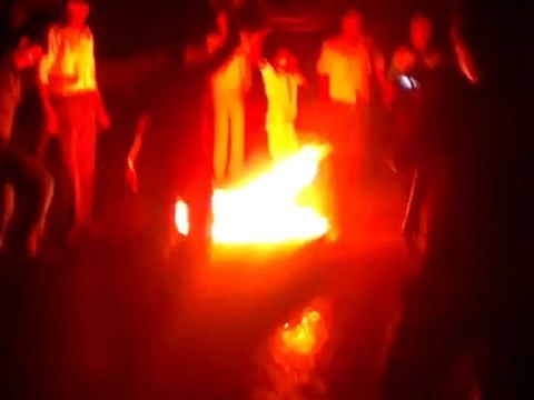 Syria فري برس حلب المشهد قطع الطرقات بالإطارات المشتعلة 18 7 2012 Aleppo