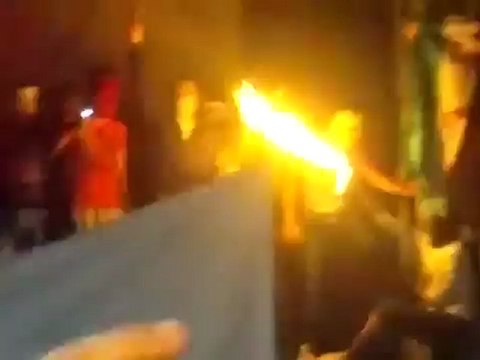 Syria فري برس حلب المشهد إحراق علم حزب الله 16 7 2012 Aleppo