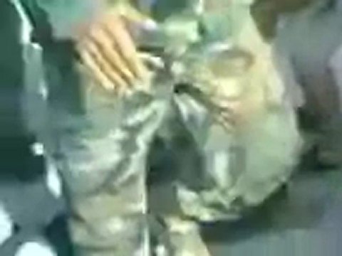 Syria فري برس الحسكه الشبيحة يعذبون جندي منشق ويضربونه بالعصي حتى الموت ALhasaka