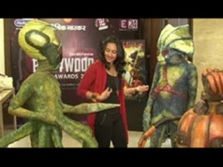 Aliens Of Movie 'Joker' Teaches Dance To Sonakshi Sinha !