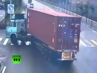 En Video: Motociclista se salva de choque mortal con un camión‬ en China