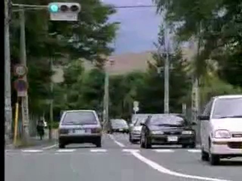 Wide Krähen, die im Stadtleben uns Menschen zu ihrem Vorteil ausnutzen