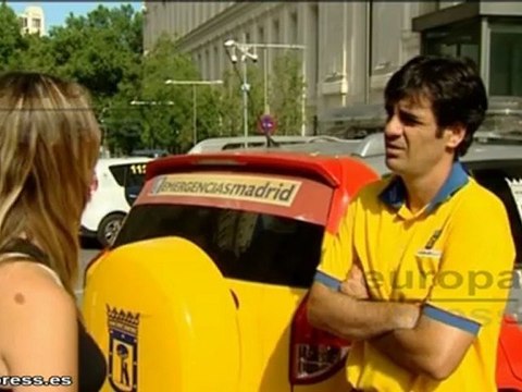 Un hombre tumbado en la calzada es atropellado