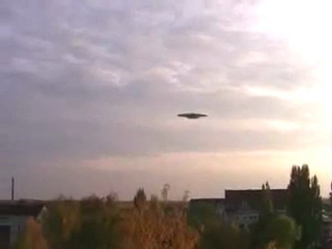 2012 UFO Flying saucer filmed over Europe!