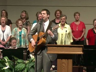 Fusillade d'Aurora: les fidèles se pressent dans les églises