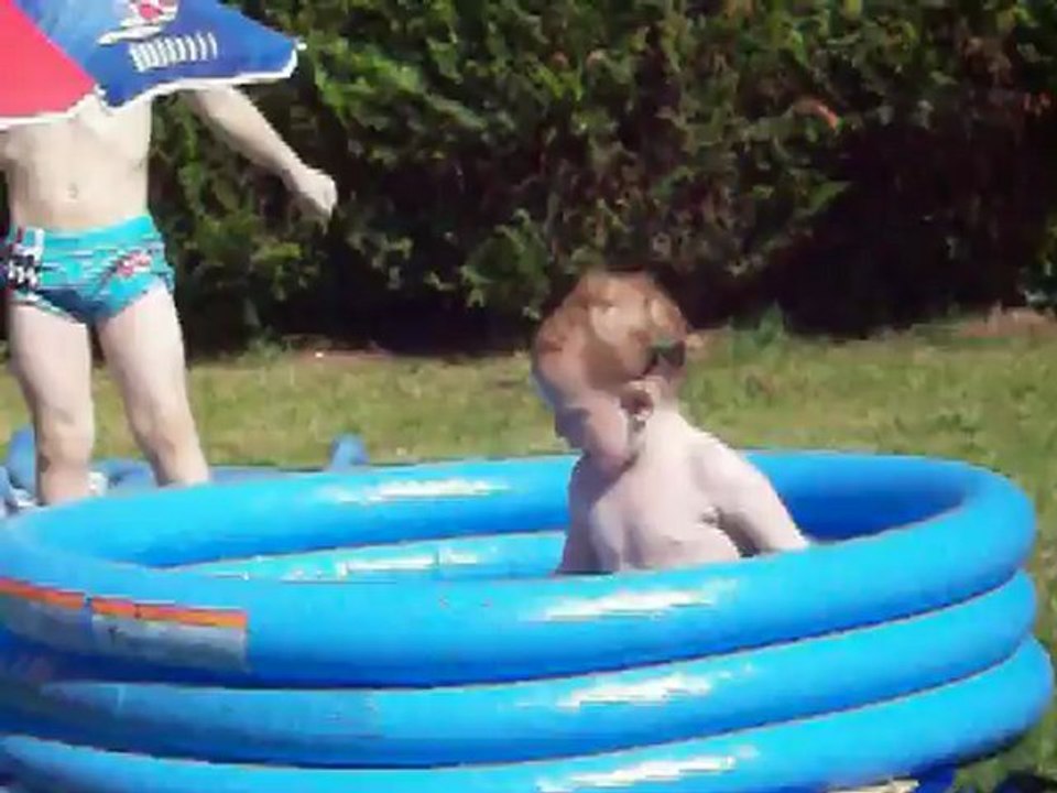 flo et liline dans la piscine