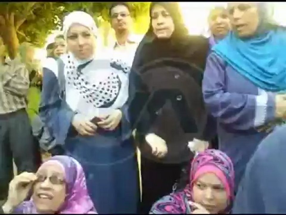 العاملون بجامعة الفيوم يغلقون أبواب الجامعة