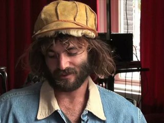 Angus Stone mist discussies met zus Julia niet