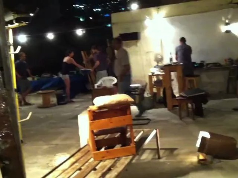 רישום מודל עירום על הגג של שחר סיון