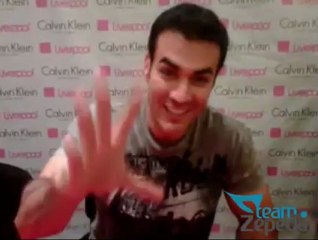 David Zepeda @davidzepeda1 envia saludos a su #TeamZepeda en la firma de CKunderwear