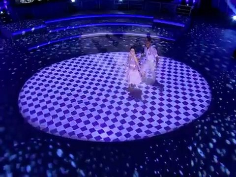 Claudia Ohana mostra elegância e ritmo ao som do rock