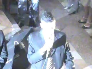 Grupo de louvor cantando mais testemunho