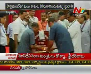 Manmohan, Sonia Gandhi, Pranab Mukherjee cast their vote