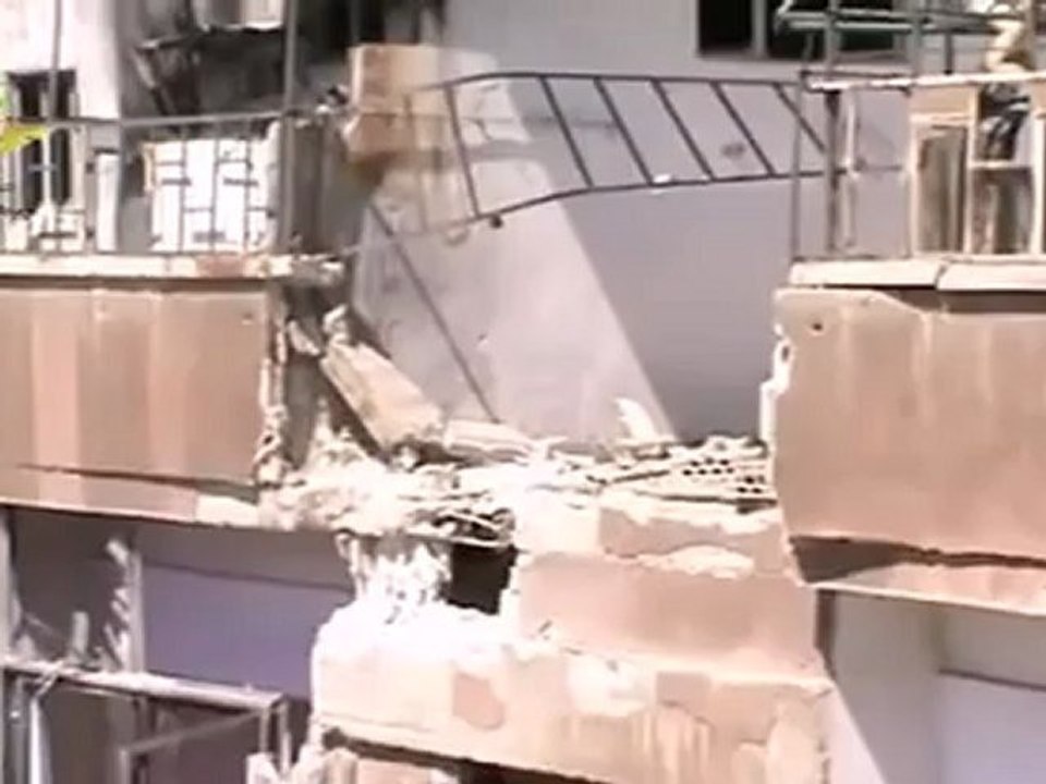 Syria فري برس  حمص قصف عنيف با الدبابات ومدفعية الميدان على أحياء حمص المحاصرةالخالدية وجورة الشياح والقرابيص وتصاعد الدخان من المنازل  22 7 2012 H