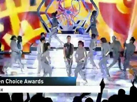 Teen Choice crowd sings happy birthday to Selena Gomez