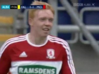 Il élimine quatre joueurs avant de marquer !