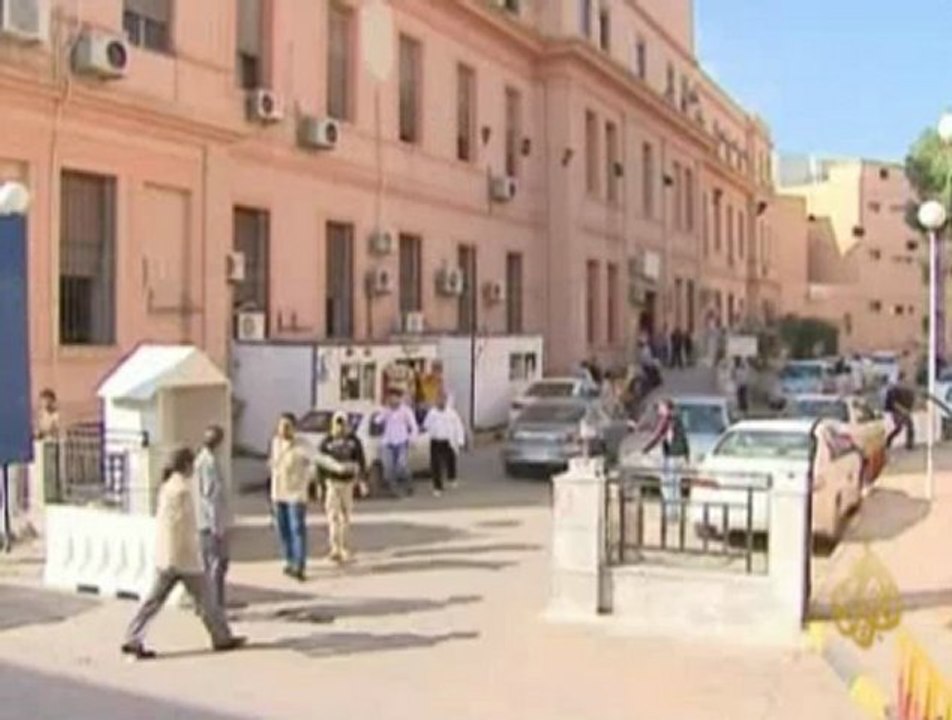 ثوار الزنتان يسلمون مطار طرابلس الدولي للحكومة