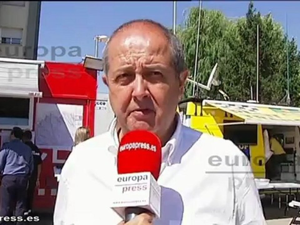 Los bomberos trabajan en el incendio de la Jonquera