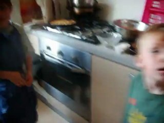 tom fait des crêpes