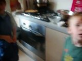 tom fait des crêpes