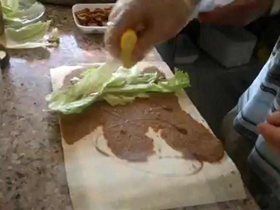 BATTALBEY ÇİĞ KÖFTE BANDIRMA'DA 2.ŞUBESİYLE HİZMETİNİZDE.ÇİĞ KÖFTELİ DÜRÜM DAMAK TADINI BİLENLER İÇİN 10 NUMARA BİR LEZZET.HALİL USTANIN ELİNDEN DÜRÜMÜN HAZIRLANIŞI,SÜPER.