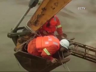 Dramático rescate de una persona por inundaciones en China