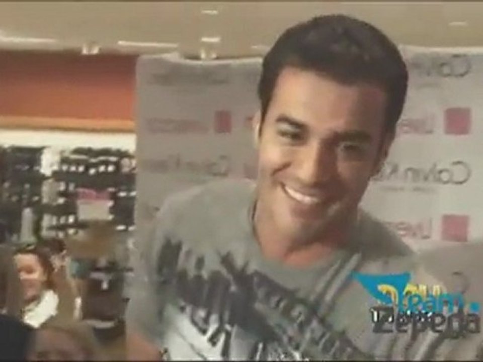 David Zepeda @davidzepeda1 mostró los chones en firma de autógrafos