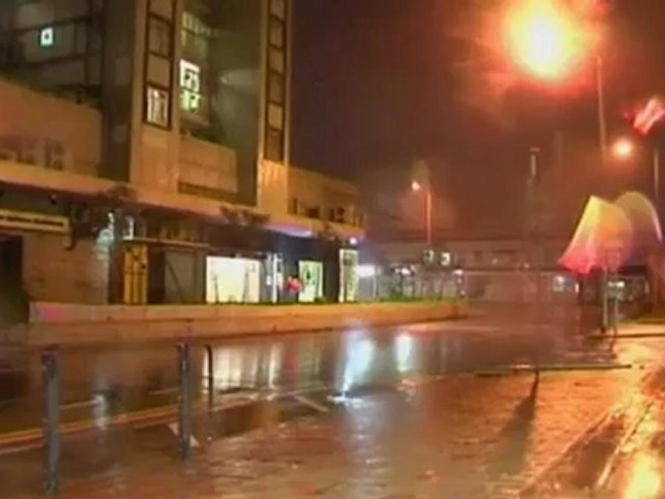 Typhoon batters Hong Kong