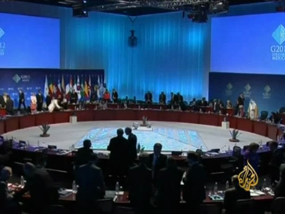 رئيس بعثة المراقبين إلى سوريا يقول إن البعثة باقية