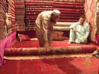 الأنامل الأفغانية تبرع في صناعة السجاد رغم ويلات الحرب