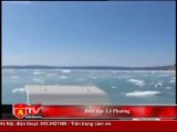 ANTÐ - Chiếc thuyền may mắn thoát khỏi sóng lớn do băng tan