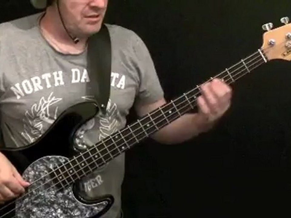 How To Play Bass Guitar to Badge - Cream - Jack Bruce