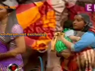 Chikki Ko Dhoondh Rahe Naitik Aur Akshara - Yeh Rishtha Kya Kehlata Hai