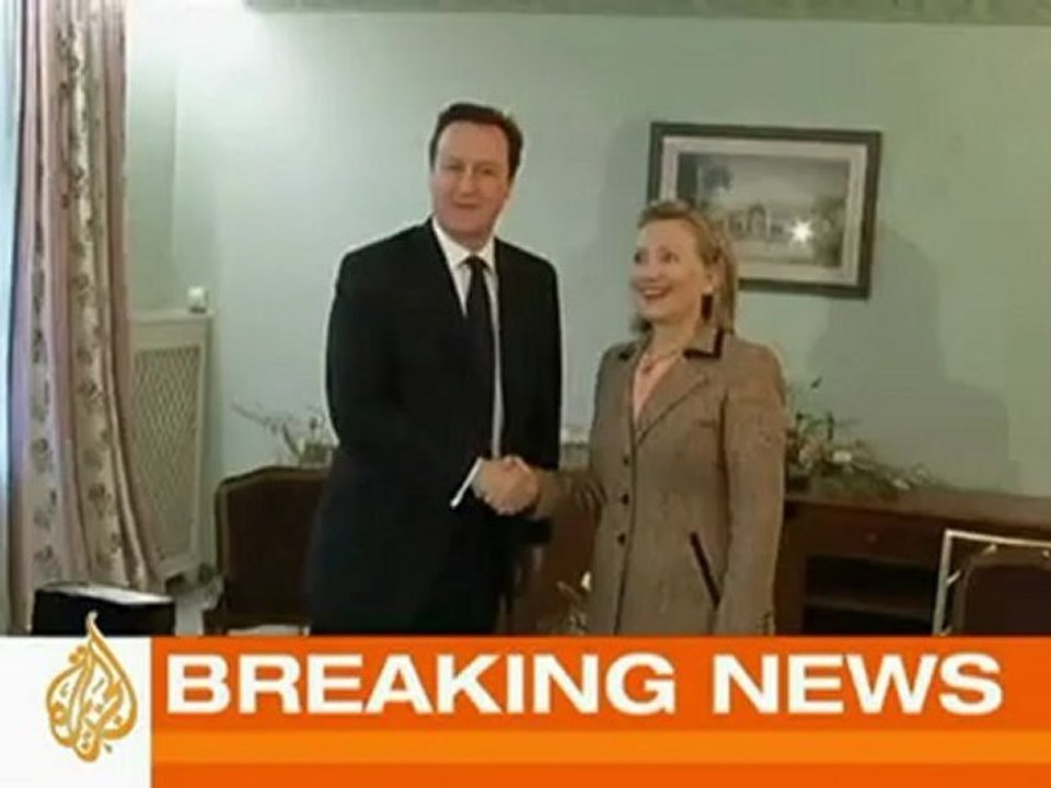 Egyptian protesters hold Tahrir Square