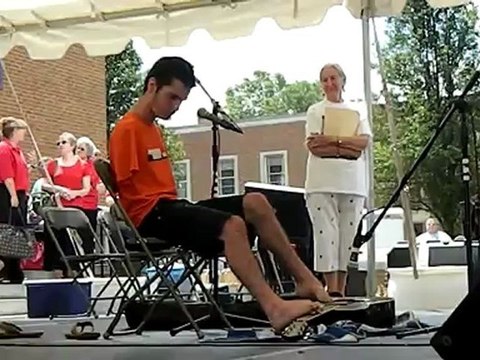 George Dennehy joue de la guitare avec ses pieds